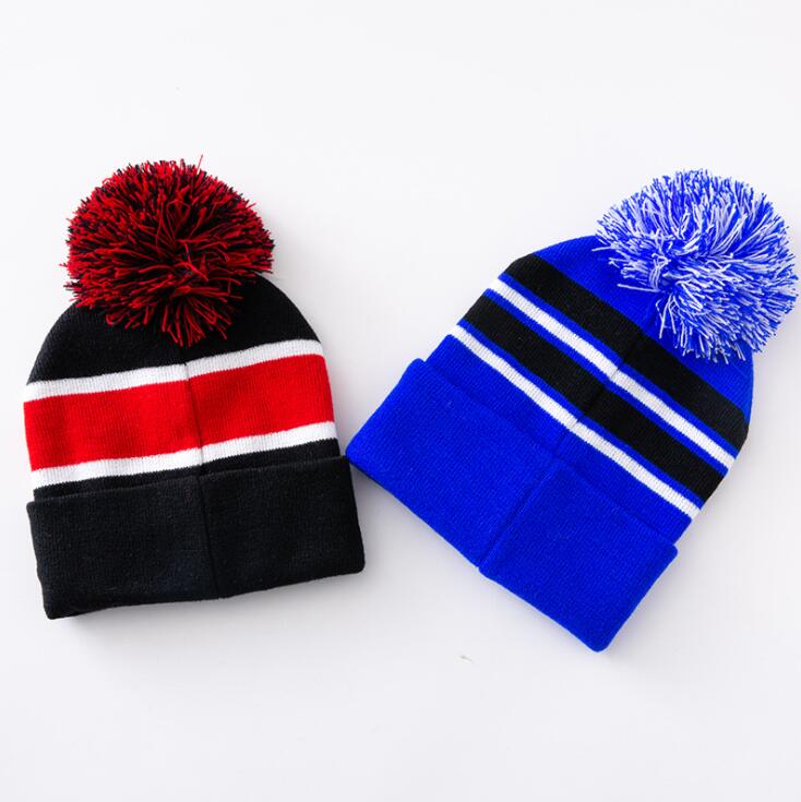CLOW027 beanie with tassle